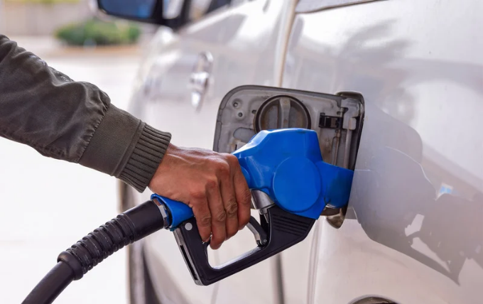 Aide au carburant : une indemnité de 100 € pour les travailleurs « grands rouleurs »